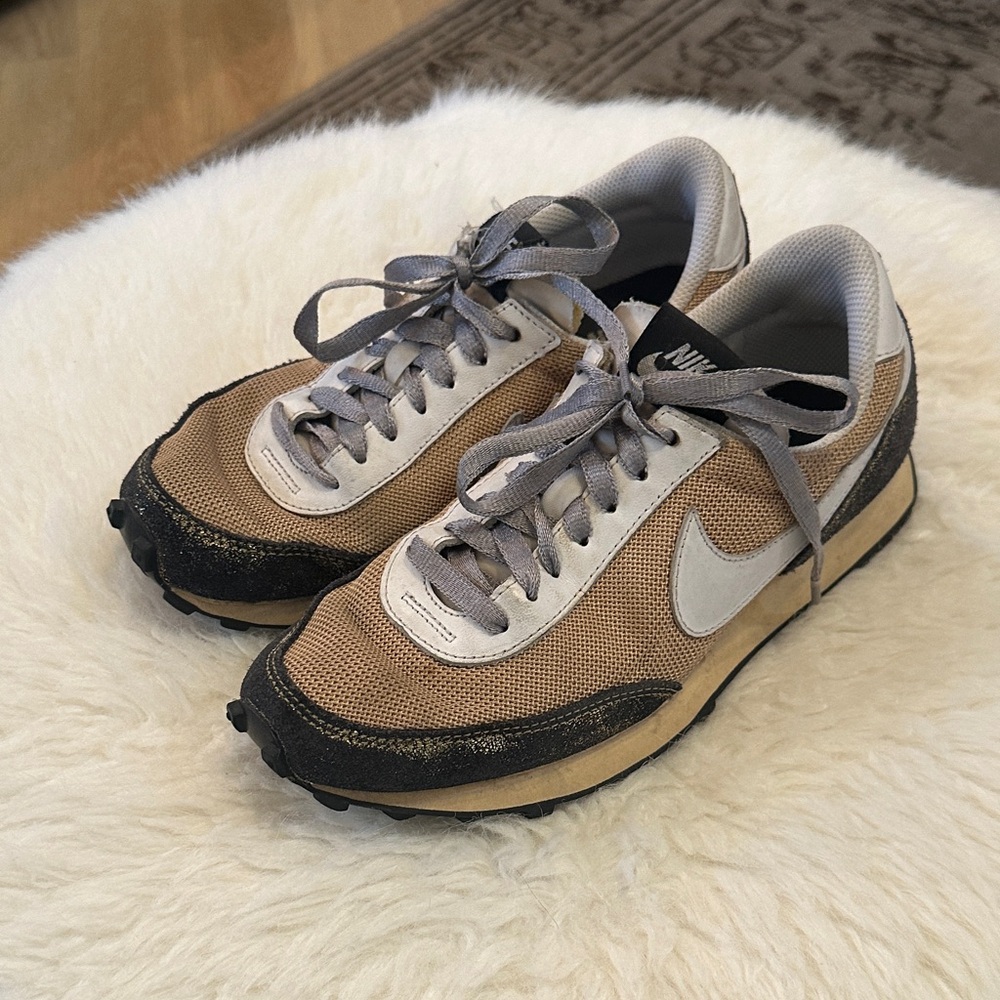 Nike’s size 7.5
